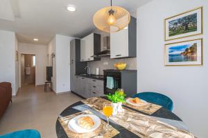 Kuchyňa alebo kuchynka v ubytovaní Apartman Mares 2