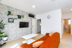 Televízia a/alebo spoločenská miestnosť v ubytovaní Apartman Mares 2