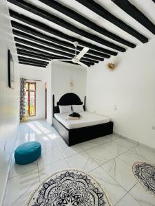 een slaapkamer met een bed en een plafond bij Villa Euphoria - Adults Only in Paje