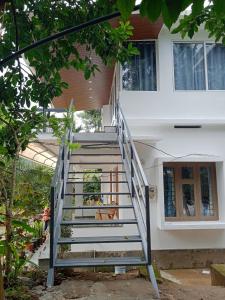 um conjunto de escadas que levam a uma casa em High shine Homestay em Meppādi