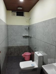 uma casa de banho com um chuveiro, um WC e um lavatório. em High shine Homestay em Meppādi