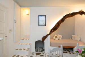 Habitación pequeña con mesa pequeña y sillas en Lakki Village en Aegiali