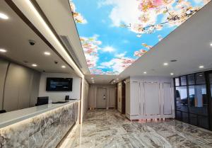 um átrio de escritório com um tecto com uma clarabóia em Hotel 81 Palace - NEWLY RENOVATED em Singapura