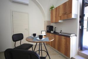 a small kitchen with a table and two chairs at Maison De Ruelle in Barletta
