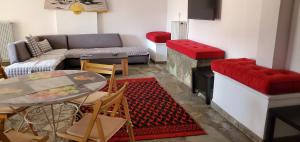 sala de estar con sofá y mesa en Sfiris Resort en Elati Trikalon