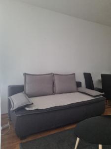 ein Sofa in einem Zimmer mit einer Wand in der Unterkunft Apartman Niko in Zagreb