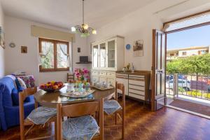 a kitchen and dining room with a table and chairs at Isola Rossa - Trilocale Grande in Isola Rossa