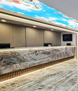un vestíbulo con una gran pared de piedra y una gran ventana en Hotel 81 Palace - NEWLY RENOVATED en Singapur