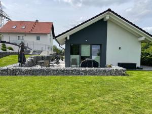 ein Haus mit einer Steinmauer vor einem Hof in der Unterkunft Ferienhaus Stilloft One in Wernigerode