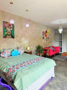 um quarto com uma cama grande e uma sala de estar em Viva Mexico villa em Dalung