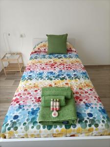 uma cama com uma colcha colorida em cima em Appartamento Violet - Parma em Parma