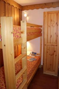 um par de beliches num quarto em Vanoise Appartements VTI em Val Thorens