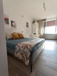 Un dormitorio con una cama con un edredón azul. en Appartamento Daisy - Parma, en Parma