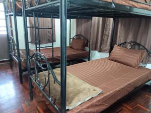 Hug Glur House Tour and Hostel في شيانغ ماي: سريرين بطابقين في غرفة