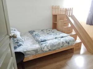 een slaapkamer met een stapelbed en een ladder bij Plumber house in Tanah Rata