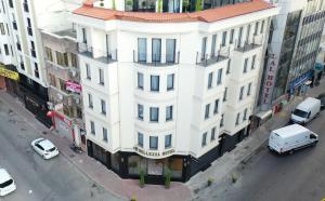 uma vista panorâmica de um edifício branco numa rua da cidade em Bellezza Hotel em Istambul