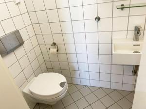 Bilik mandi di Cozy Apartment in Offenbach with balcony +3 gambar