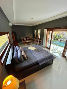 A bed or beds in a room at Villa Ubud