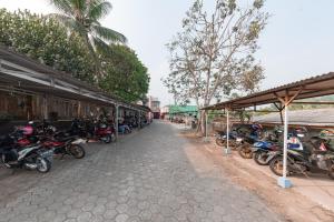 a row of motorcycles parked next to a building at RedDoorz Syariah At Cibadak Sukabumi in Sukabumi