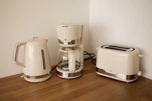 a blender and a toaster sitting on a counter at Men Louet E - Gîte de bord de mer in Ploudalmézeau
