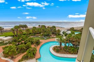 ein Luftblick auf ein Resort mit Pool und Strand in der Unterkunft Diamond Beach Resort Sunshine Sea Breezes in Galveston