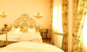 a bedroom with two beds and a bed sqor at Seibel's Park Hotel in Munich