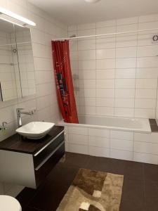 a bathroom with a sink and a tub and a toilet at ruhige Wohnung im Schwarzwald (Pforzheim, OT Würm) in Pforzheim