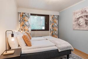 een slaapkamer met een bed en een raam bij Arctic Holiday Apartments 2 in Rovaniemi