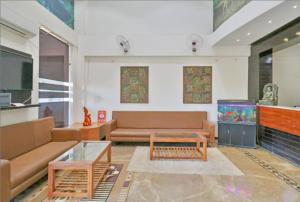 ein Wohnzimmer mit 2 Sofas und einem Tisch in der Unterkunft Hotel Badrika Inn in Rewa