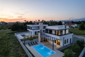 eine Luftaufnahme eines Hauses mit Swimmingpool in der Unterkunft Villa Marita 2 in Privlaka
