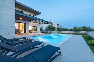 ein Swimmingpool im Hinterhof eines Hauses in der Unterkunft Villa Marita 2 in Privlaka + 37 Fotos