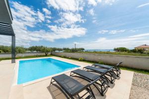 Der Swimmingpool an oder in der Nähe von Villa Marita 2