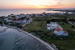 eine Luftansicht einer kleinen Stadt auf dem Wasser in der Unterkunft Villa Marita 2 in Privlaka