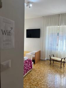 A television and/or entertainment centre at Yes Rome Holidays
