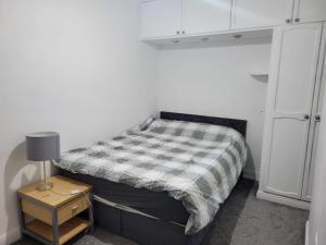 Kama o mga kama sa kuwarto sa Room shared in 3bedroom house in Oldham Manchester