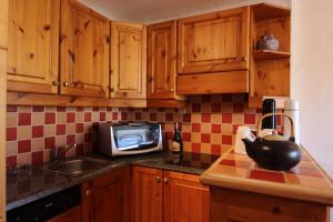 A kitchen or kitchenette at Roc de Peclet Appartements VTI