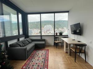 ein Wohnzimmer mit einem Sofa und einem Tisch in der Unterkunft Axis Towers 1 bedroom 4 guests! in Tbilisi City