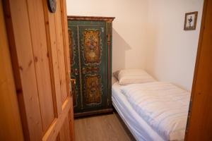 ein kleines Schlafzimmer mit einem Bett in einem Zimmer in der Unterkunft Haus Seegarten in Grundlsee