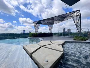 胡志明市的住宿－THE CREST-Central Saigon Riverside -Free POOL-GYM-SAUNA Room-YOGA Room，一座大楼顶部的游泳池