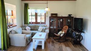 een woonkamer met een bank en een tafel bij Exclusive Retreat Slavinka in Janov