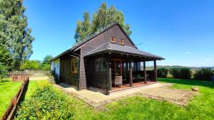 una piccola casa seduta in cima a un rigoglioso giardino di Exclusive Retreat Slavinka a Janov