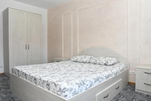 1 dormitorio con 1 cama con marco blanco en Apartament Luxury - Promenada Mall, en Craiova