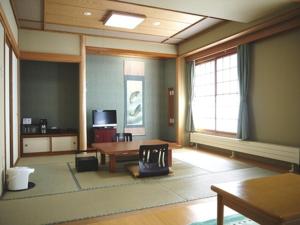 弟子屈町にあるKKRかわゆの広いリビングルーム(テーブル、窓付)