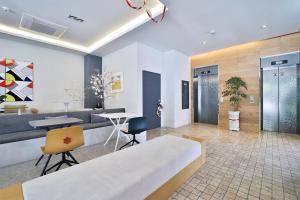 - un hall avec une salle d'attente munie d'une table et de chaises dans l'établissement Brown Dot Hotel Ulsan Samsan, à Ulsan