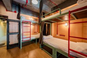 um quarto com 2 beliches e uma janela em Sleeper Hostel em Praia de Ao Nang