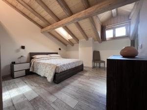 una camera con letto e soffitto in legno di 029 Trilocale Duplex, Carisolo a Carisolo