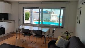 una cucina e un soggiorno con tavolo e sedie di just blue a Montesilvano