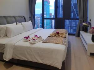 1 dormitorio con 1 cama con 2 toallas en Star KLCC By B&B en Kuala Lumpur