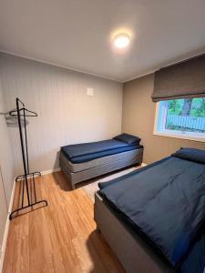 Posteľ alebo postele v izbe v ubytovaní Leilighet sentralt i Svolvær