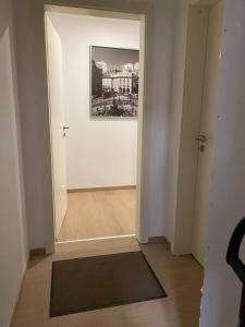 a hallway with a painting on the wall and a rug at 101 Beffroi in Thionville